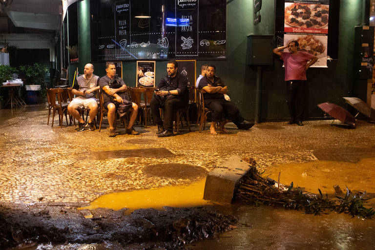Temporal alaga bairros do Rio, e mata ao menos 10 pessoas