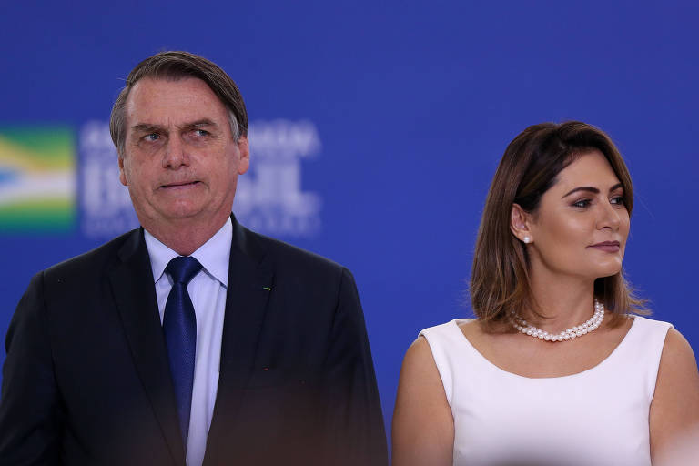 Michelle Bolsonaro, ao lado de Jair Bolsonaro, durante cerimônia de cumprimento a generais no Palácio do Planalto