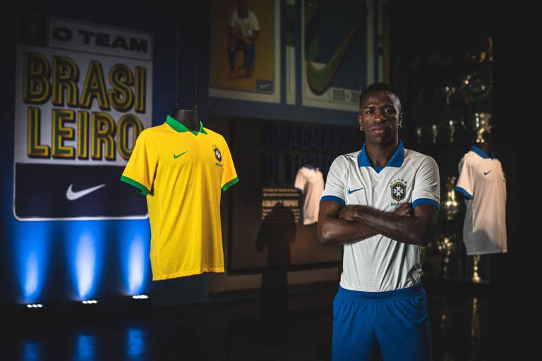 Vinicius Junior posa para a foto com a nova camisa da seleção brasileira