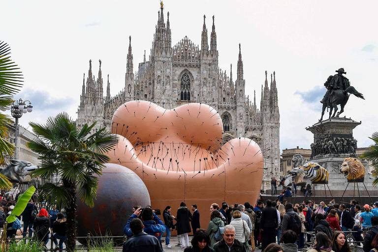 Poltrona criada em 1969 ganha versão gigante em Milão
