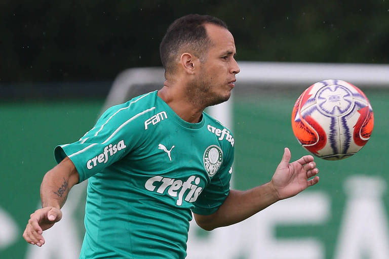 O meia Alejandro Guerra participa do treinamento do Palmeiras, na Academia de Futebol, para o jogo da Copa Libertadores, contra o Junior Barranquilla-COL