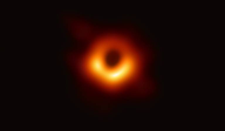 Imagem divulgada nesta quarta (10) mostra buraco negro ao centro da galáxia M87