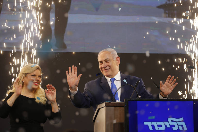 O premiê israelense, Binyamin Netanyahu, discursa para seus apoiadores em Tel Aviv