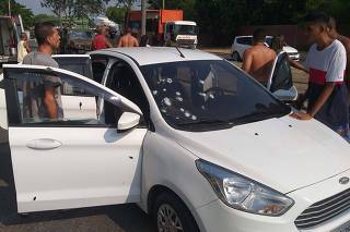 Carro atingido por disparos em Guadalupe, zona norte do Rio de Janeiro