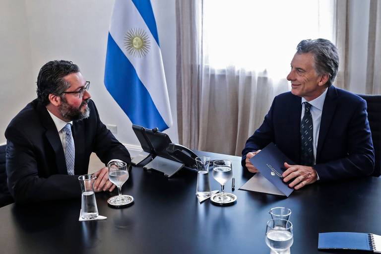 O chanceler brasileiro, Ernesto Araújo, e o presidente argentino, Mauricio Macri, durante o encontro 