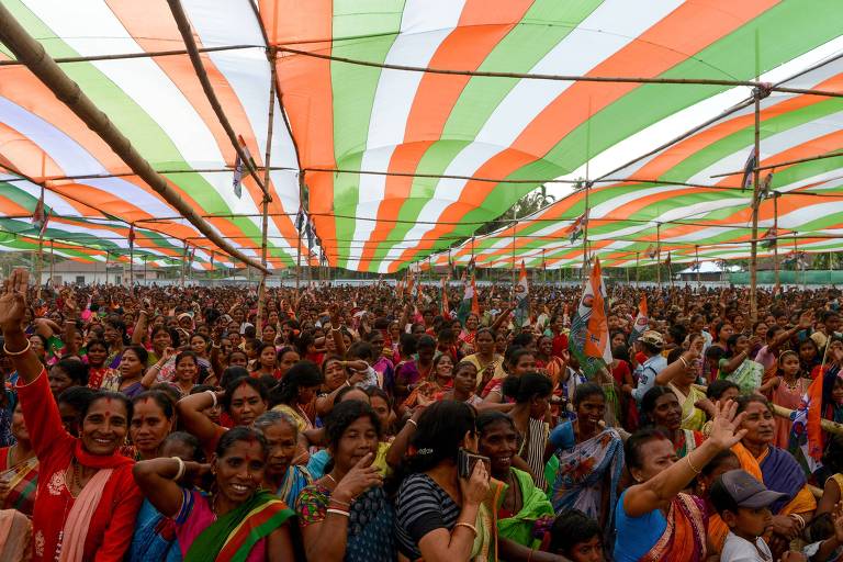 Apoiadores de partido indiano participam de ato de campanha eleitoral em Naxalbari, Bengala Ocidental