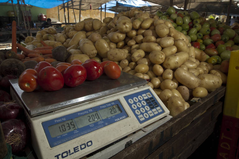 Tomates e batatas em feira no interior de Pernambuco