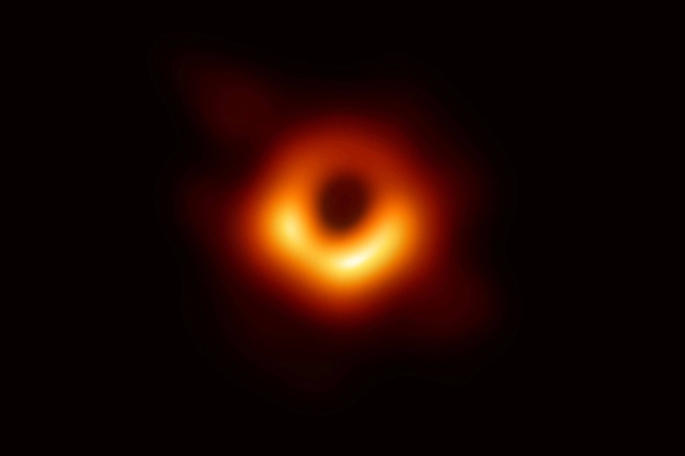 Primeira imagem feita de um buraco negro