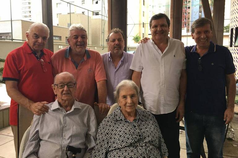 Dona Lucinha com o marido, José Marcílio, 89, e os 11 filhos no Natal de 2018