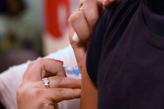 Vacinação em colégio com concentração de casos de gripe