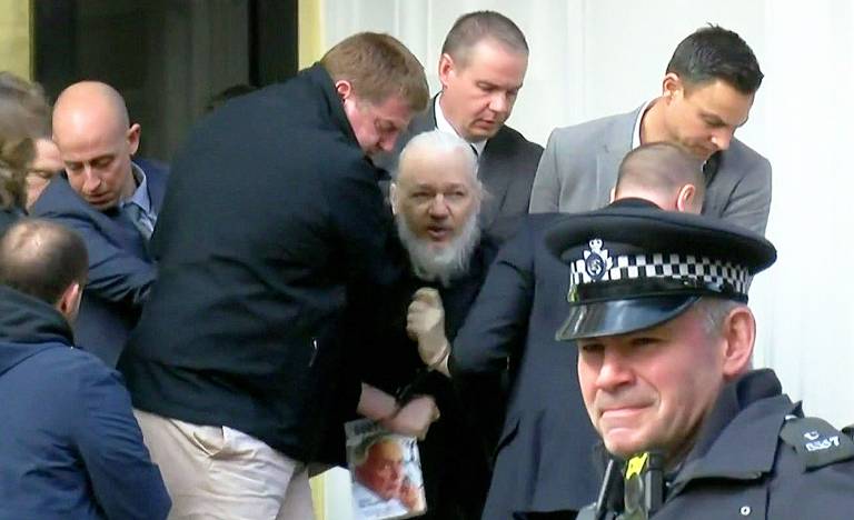 Assange, ao ser levado da embaixada pela polícia de Londres
