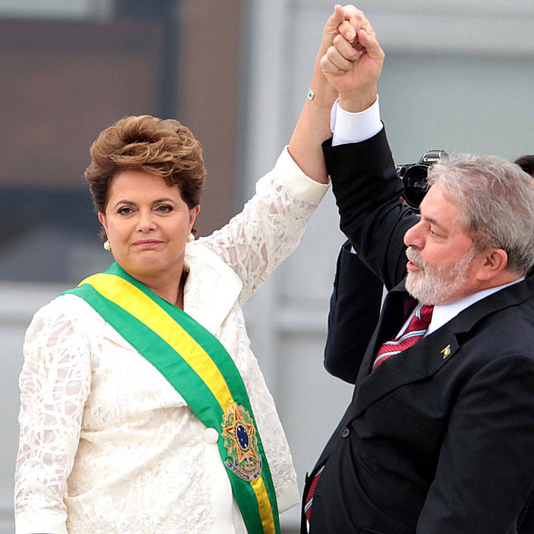 A presidente Dilma Rousseff (PT) recebe a faixa presidencial de Luiz Inácio Lula da Silva (PT) durante sua posse no Palácio do Planalto, em Brasília