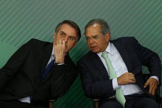 O presidente Jair Bolsonaro ao lado do ministro da Economia, Paulo Guedes
