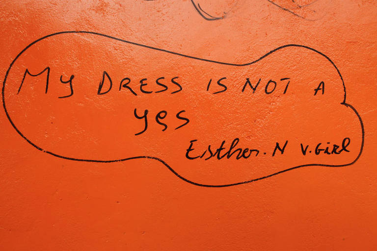 Mensagem em parede na City of Joy (meu vestido não é um sim, em inglês), na República Democrática do Congo, centro de acolhimento para mulheres vítimas de violência criado pelo ginecologista Denis Mukwege, ganhador do Nobel da Paz de 2018