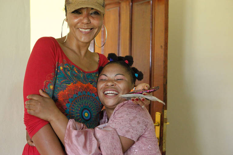 Christine Schuler Deschryver, diretora da City of Joy, centro de acolhimento para vítimas de violência, e Jane, uma das mulheres atendidas