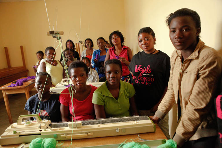 Aula de costura na City of Joy, na República Democrática do Congo, centro de acolhimento para mulheres vítimas de violência criado pelo ginecologista Denis Mukwege, ganhador do Nobel da Paz de 2018