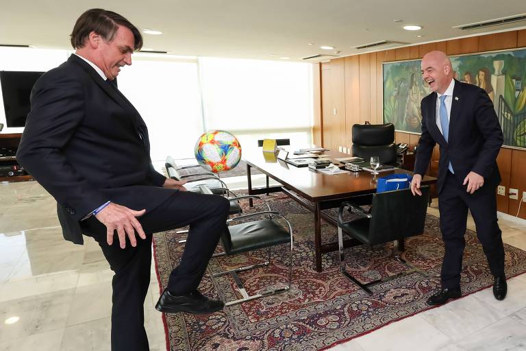 O presidente Jair Bolsonaro se encontra com o presidente da Fifa, Gianni Infantino, no Palácio do Planalto