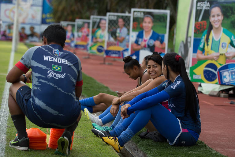 Com atletas refugiadas, time feminino de Manaus dribla regra para ter estrangeiras