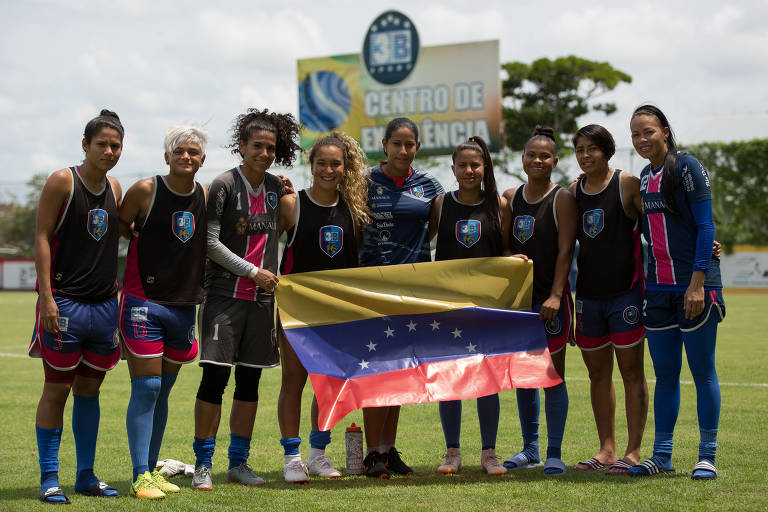 Com atletas refugiadas, time feminino de Manaus dribla regra para ter estrangeiras