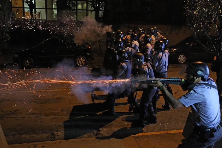 Manifestantes e Tropa de Choque entram em confronto na Avenida Paulista em 2013
