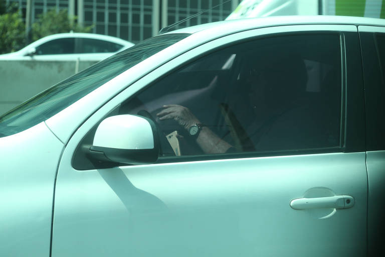 Motorista manuseia celular na Marginal Pinheiros