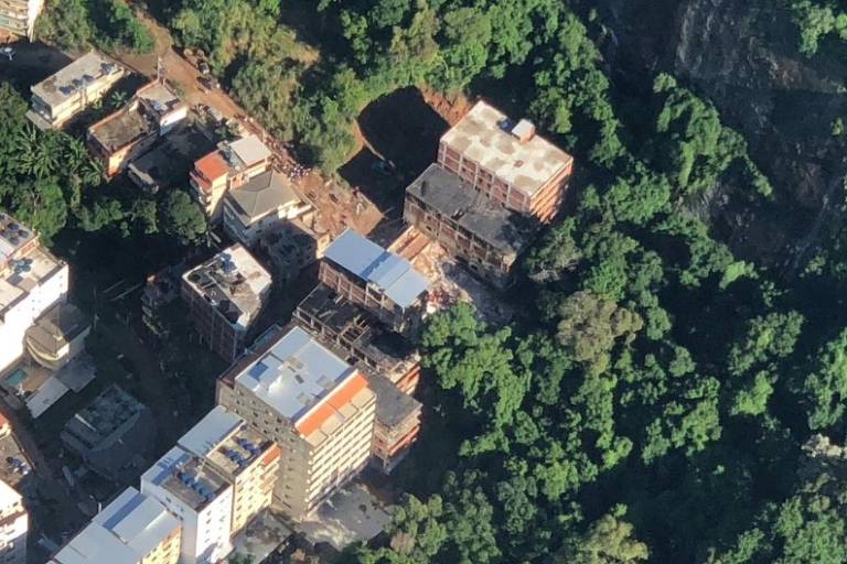 Vista aérea dos escombros dos dois prédios que caíram nesta sexta-feira (12) no Rio de Janeiro
