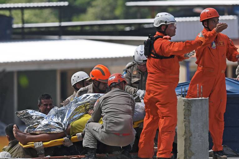 Corpo de Bombeiros resgata pessoa dos escombros dos dois prédios que desabaram na comunidade do Muzema, no Rio