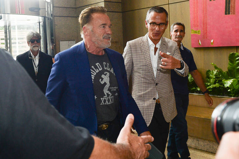 Arnold Schwarzenegger chega ao Hyatt Hotel 