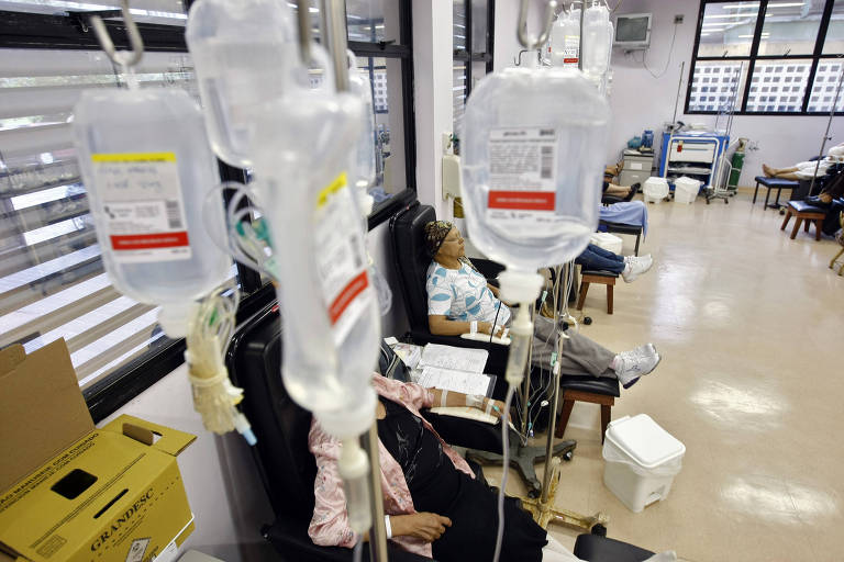 Mulheres fazem quimioterapia no Hospital Pérola Byington, em SP