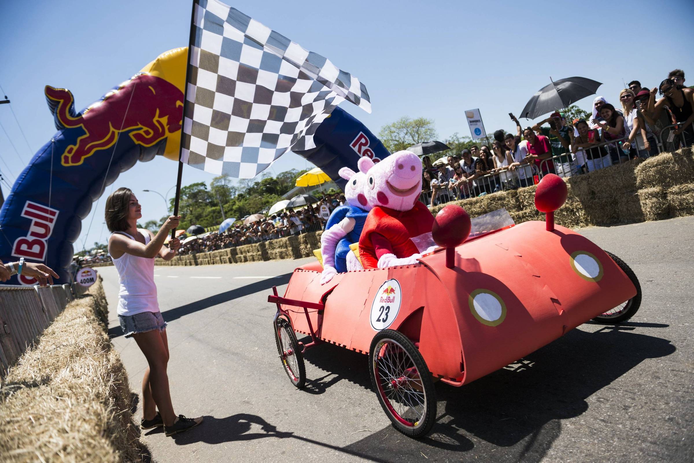 Soapbox derby com carro de corrida infantil