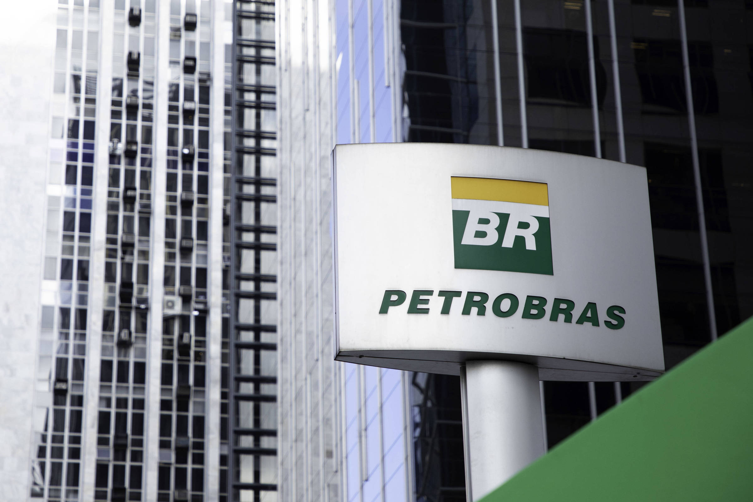 Petrobras Sells US$ 2.2 Billion In BR Distribuidora Shares And ...