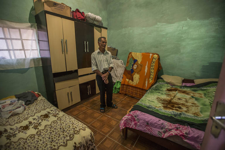 João Antonio Ribeiro, 61, pai de Cleiton Antonio Ribeiro, 17, no quarto onde dormia com o filho e a mulher