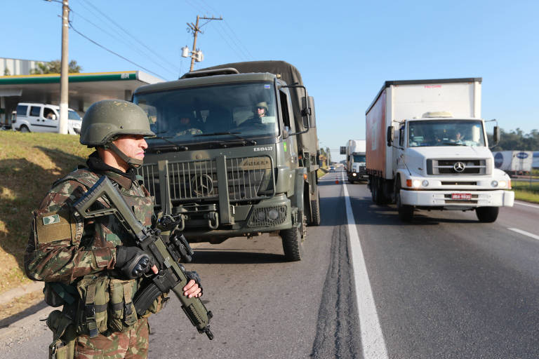 Exercito faz bloqueio na Rodovia Regis Bittencourt, durante a greve dos caminhoneiros