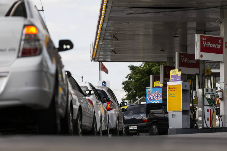 Motoristas fazem fila para abastecer em posto da marginal Tietê