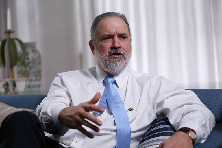O subprocurador geral da República Augusto Aras corre por fora da lista tríplice  e faz acenos ao presidente Jair Bolsonaro em busca de apoio para concorrer à PGR