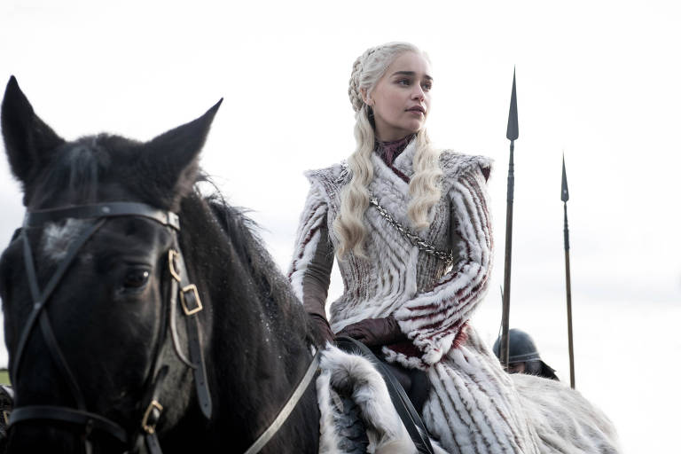 Emilia Clarke em cena da série Game of Thrones