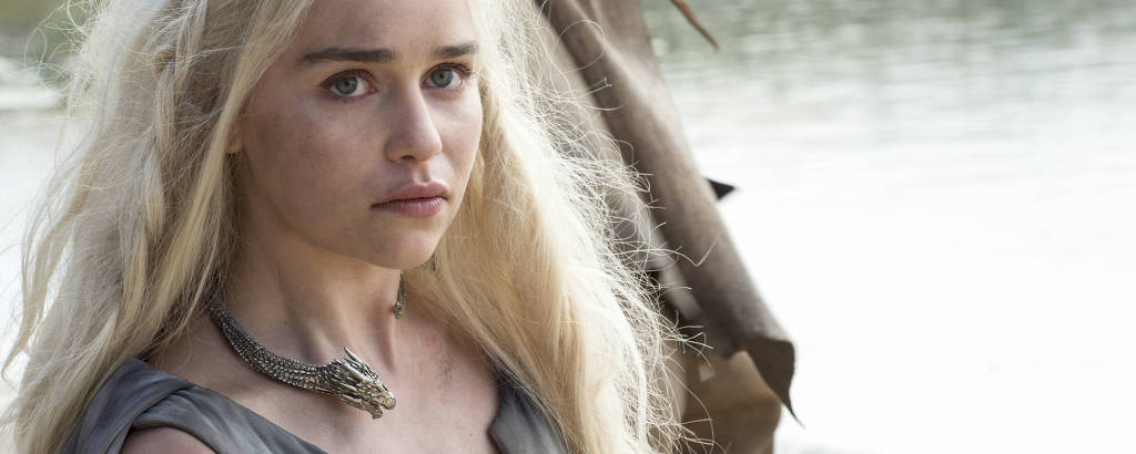 A personagem Daenerys Targaryen (Emilia Clarke), de Game of Thrones, série da HBO. Ela usa o colar de dragão feito pela Mey London especialmente para o figurino assinado por Michele Clapton