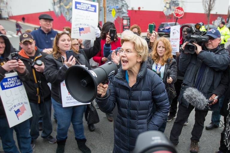Elizabeth Warren, 69, senadora democrata por Massachussetts, discursa durante greve de trabalhadores. Crítica da desigualdade de renda, ela quer aumentar impostos para os mais ricos