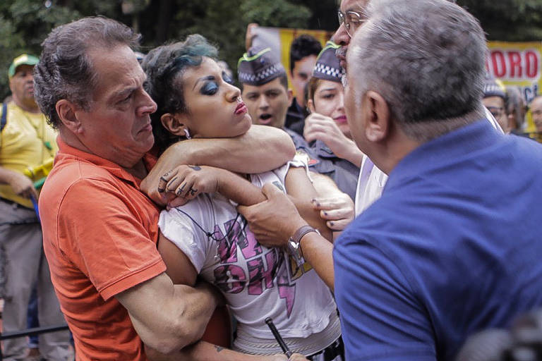 Momento em que Eloisa leva um mata-leão no domingo (7), durante ato a favor da Lava Jato em São Paulo