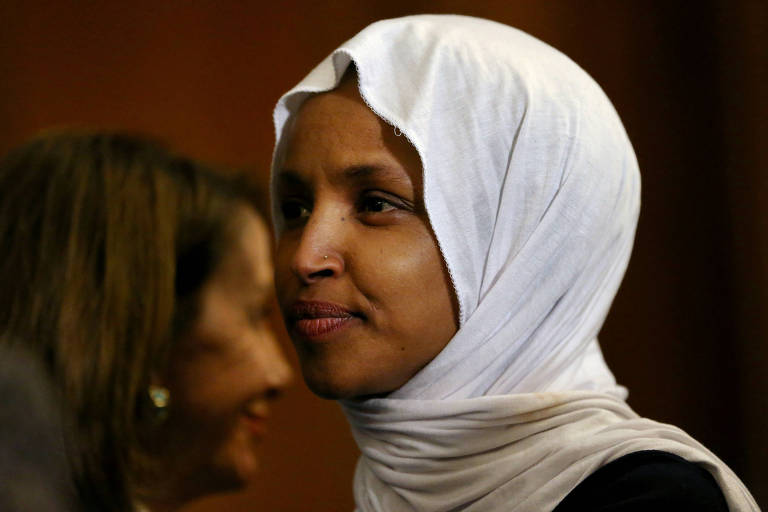 retrato de Ilhan Omar, nascida na Somália, que usa um véu muçulmano na cor branca