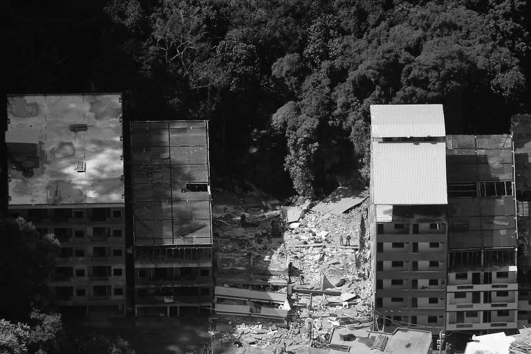 Local em que dois prédios desabaram na comunidade da Muzema, no Rio