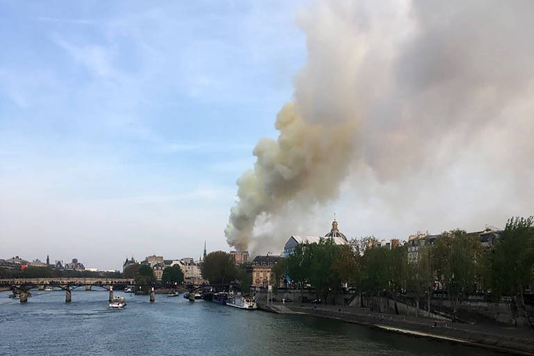 Fumaça e chamas são vistas da catedral de Notre-Dame, em Paris; incêndio pode ter sido causado por obras de restauração