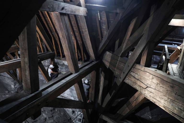 Em foto de 26 de junho de 2018, homem trabalha no serviço de restauração da catedral de Notre-Dame, em Paris