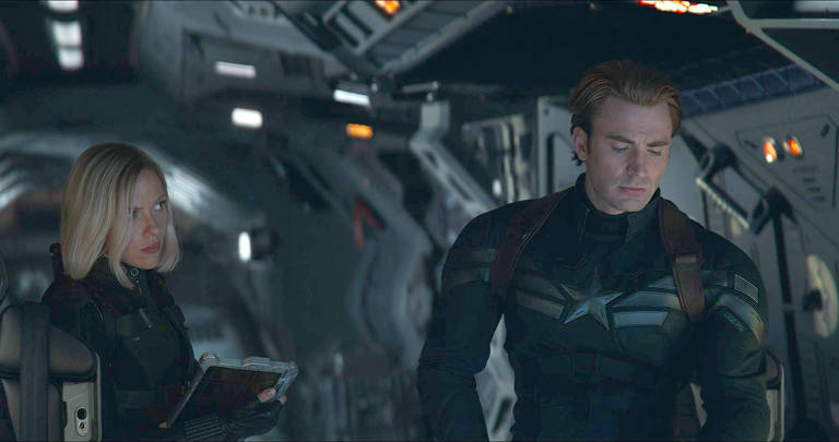 Chris Evans e Scarlett Johansson em cena de 'Vingadores: Ultimato"
