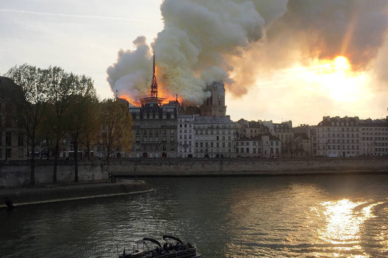 Fumaça e chamas são vistas da catedral de Notre-Dame, em Paris; incêndio pode ter sido causado por obras de restauração