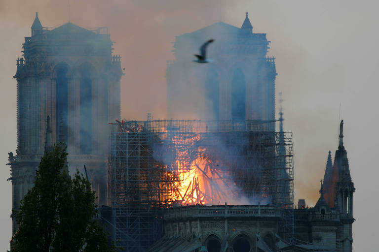 A catedral de Notre-Dame, em Paris, é consumida pelas chamas