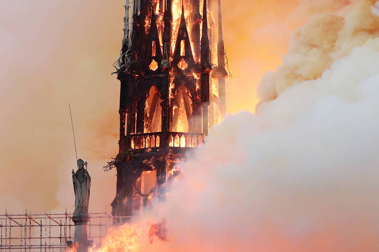A catedral de Notre-Dame, em Paris, é consumida pelas chamas