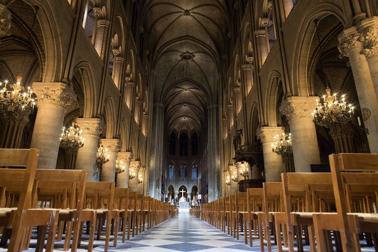 Interior da catedral de Notre-Dame de Paris em 2012