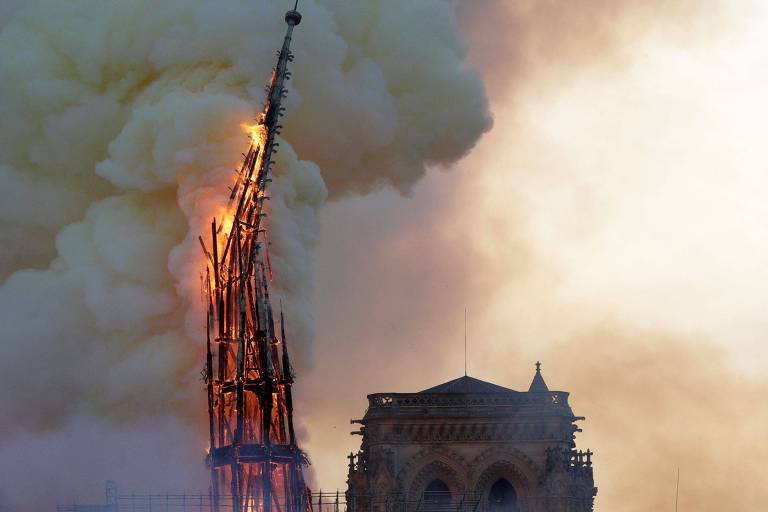 Torre da catedral cai em meio a chamas, em Paris
