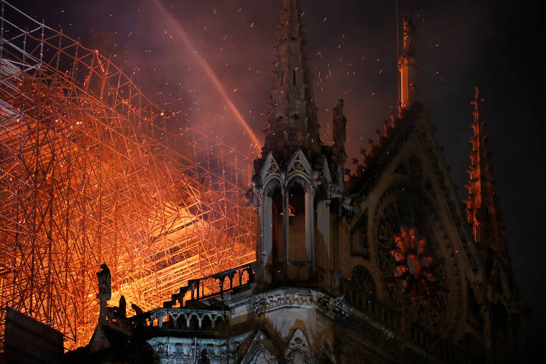 Bombeiros tentam apagar as chamas na catedral de Notre-Dame
